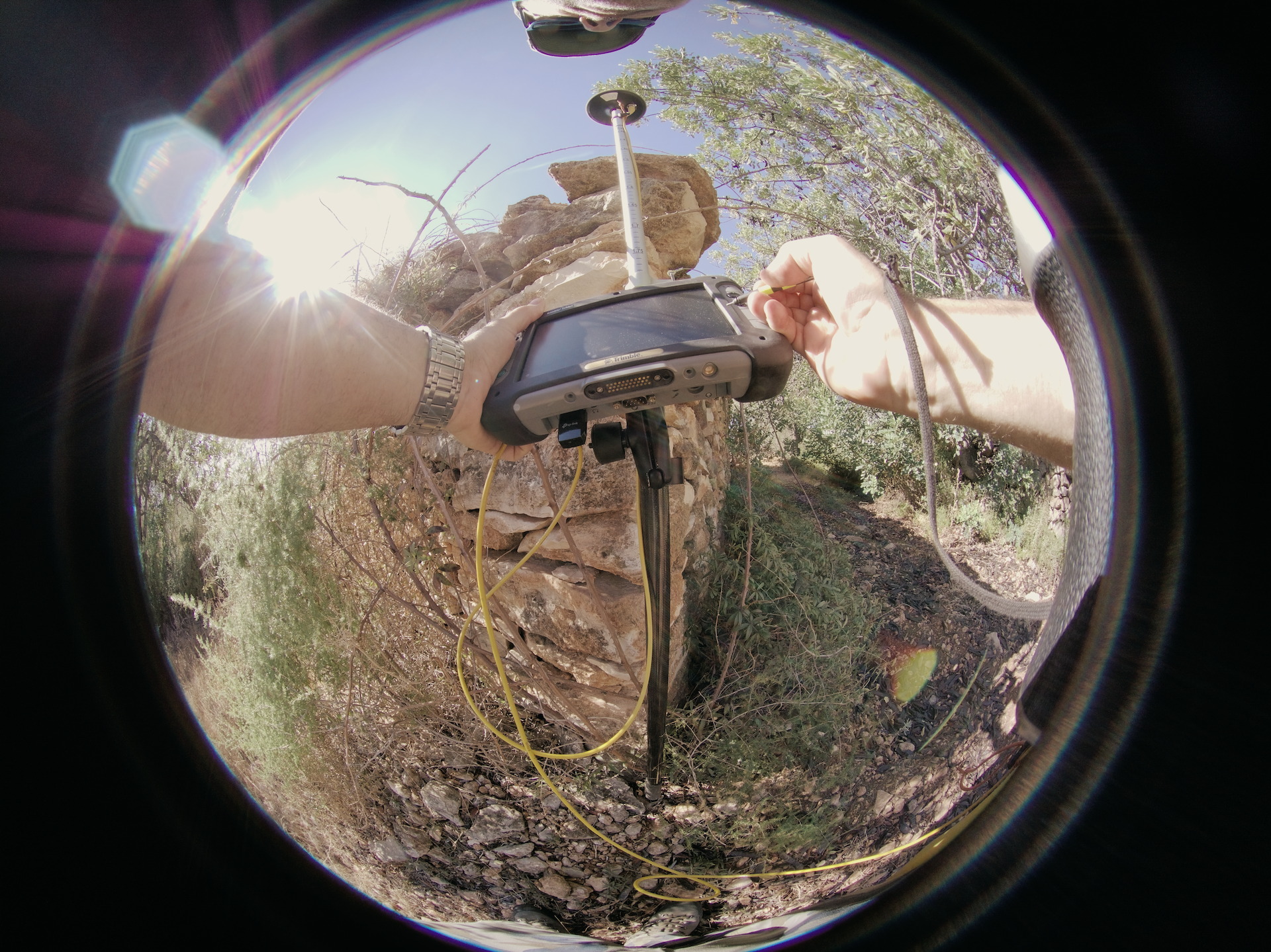 El sistema de captura CIBERVISTA MARK I (POV) inyecta la coordenada exacta en el dato EXIF del fotograma.