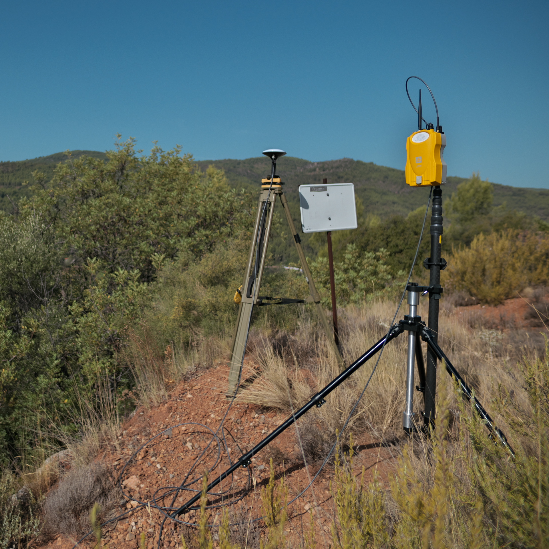 IMAGEN: RESTOMOD GNSS TRIMBLE 5700 CON SEPTENTRIO MOSAIC X-5 combinadO con un mástil aéreo a medida para la antena/radio